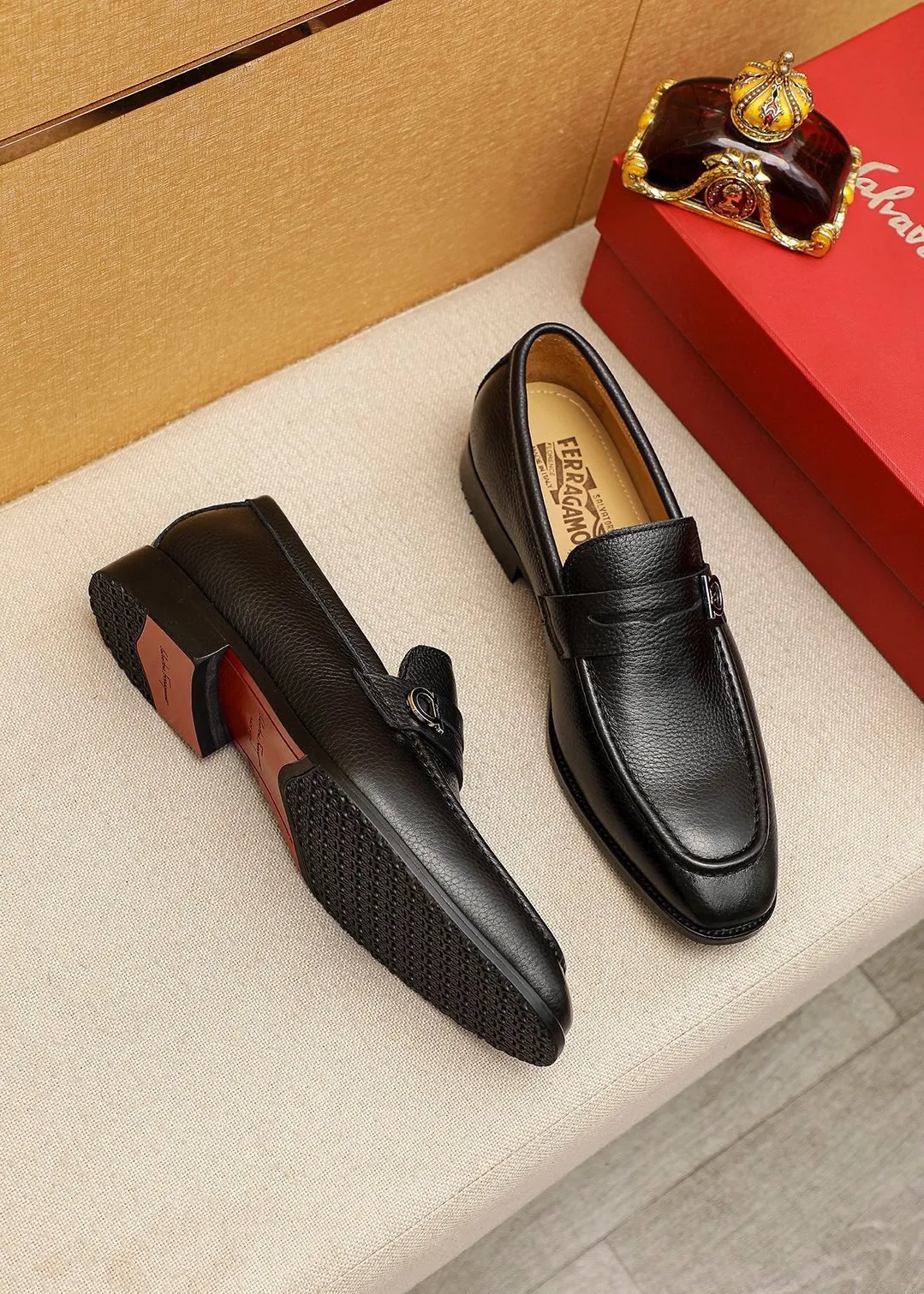 Men's shoes 💰460 💐 Product trademark: Ferragamo "Ferragamo" casual leather shoes Regular size: 38-44 (45.46🉑️customized) Product materials: Selected imported first-layer pebbled cowhide leather upper + luxury hardware buckle, imported water-dyed cowhide leather lining. Strong three-dimensional visual effect, original outsole color: 2⃣️seed leather materials optional